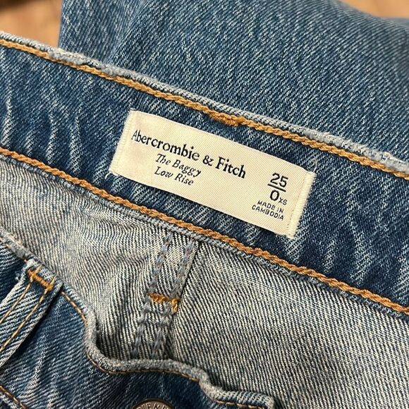 Abercrombie & Fitch • The baggy low rise jean - Picture 10 of 13